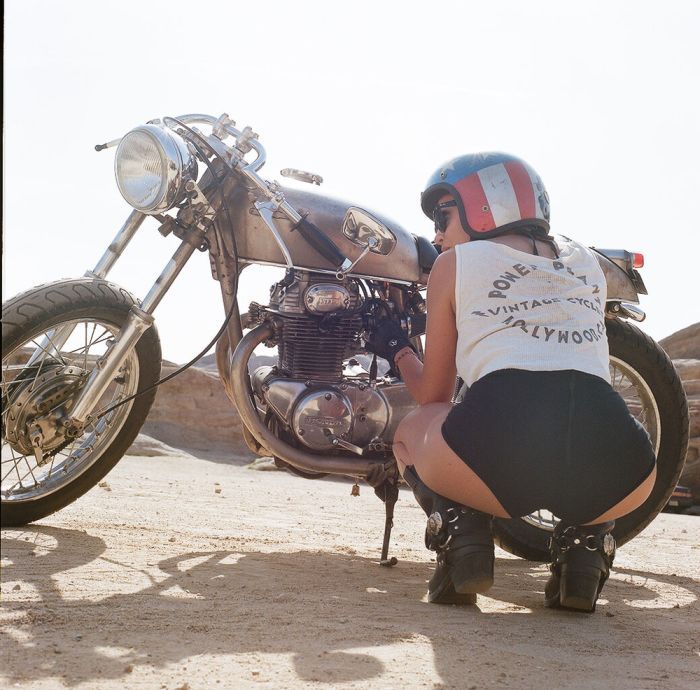 A playful frame from Girls on a motorcycle — online in Nova Iguazu