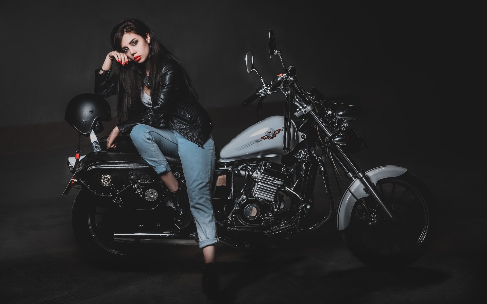 Biker girls: style and drive brings the glow — live moments in Nova Iguazu