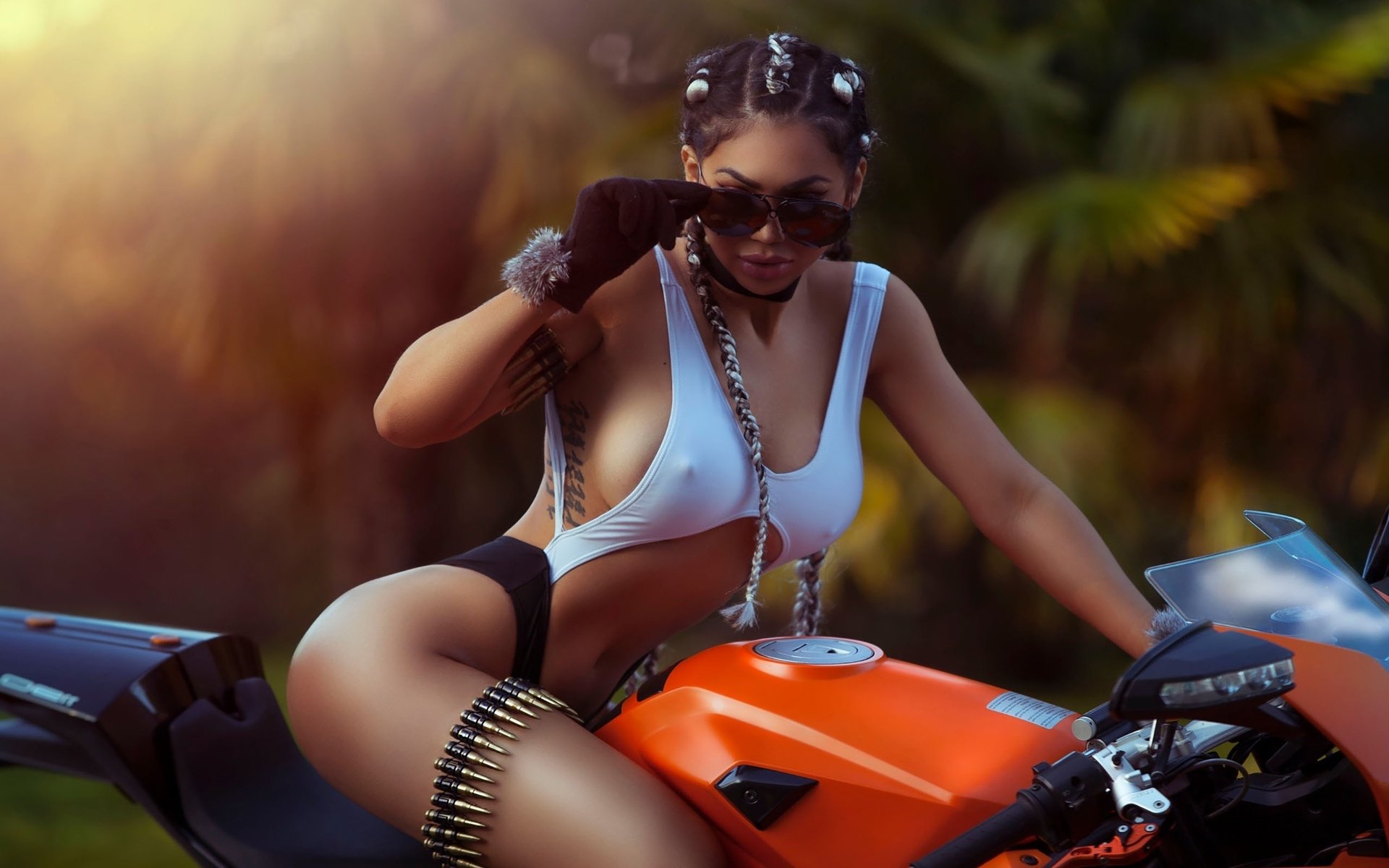 Take a pause and enjoy Girls with tattoos and motorcycles — streaming from Nova Iguazu