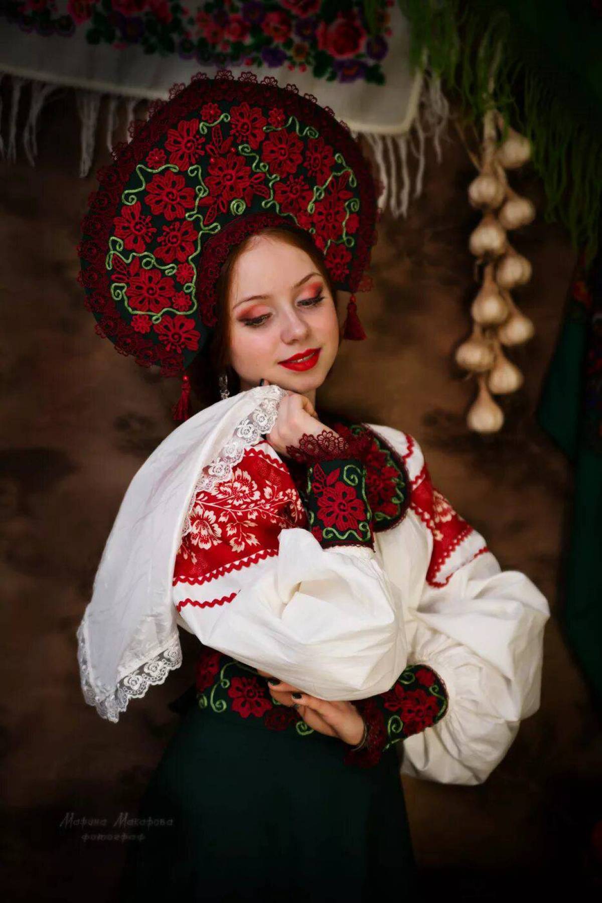 Take a pause and enjoy Women in Slavic costumes — streaming from Nova Iguazu