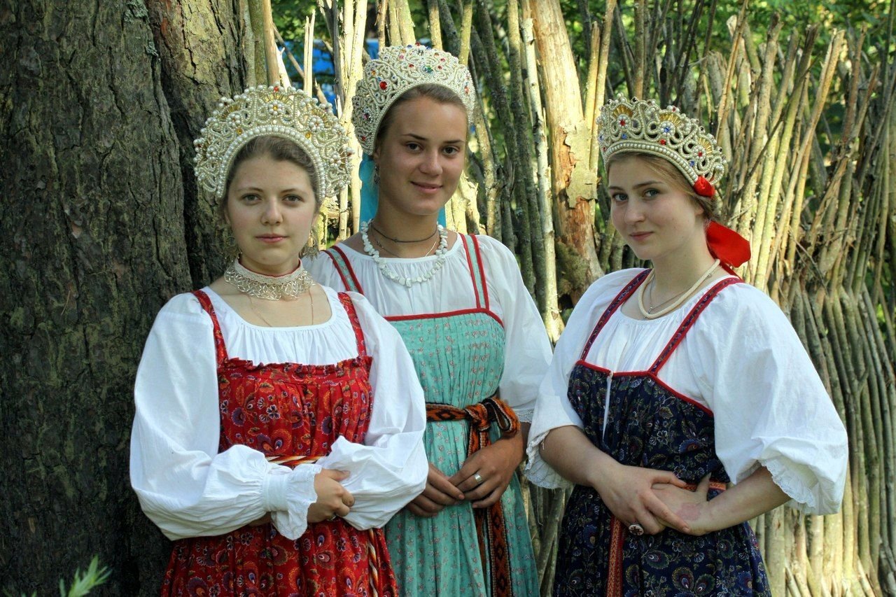 Sexy model Girls in Slavic costumes in Nova Iguazu